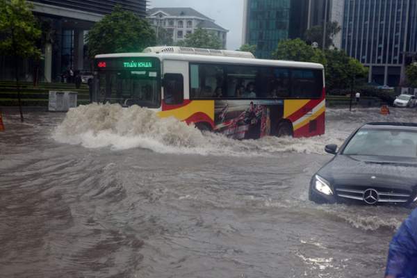Nước ngập ngang bụng, dân Thủ đô bỏ xe lội nước về nhà 4