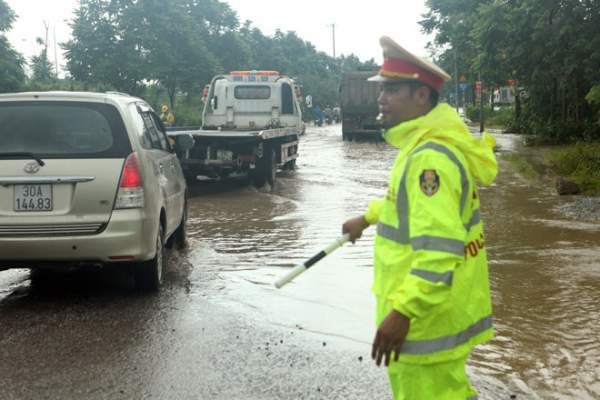 Đại lộ Thăng Long ngập sâu, dân xếp hàng thuê người chở xe 12