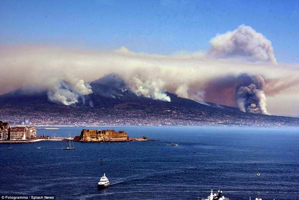 "Đầu lâu" khổng lồ xuất hiện trên khói cháy rừng ở Italia 3