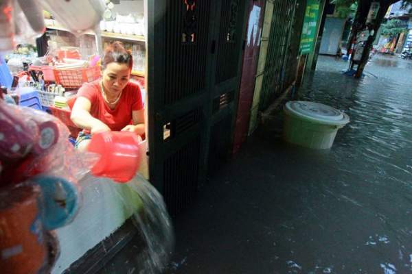 Nước tràn vào nhà sau mưa lớn, dân Thủ đô đắp kè tát nước cứu tài sản 4