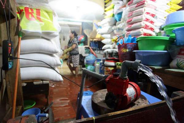Nước tràn vào nhà sau mưa lớn, dân Thủ đô đắp kè tát nước cứu tài sản 6
