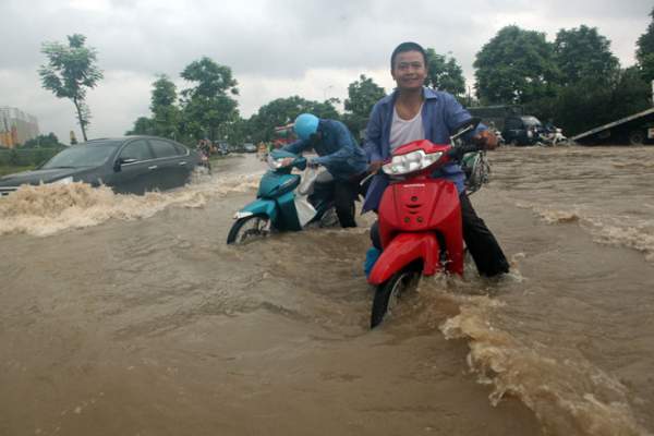 Đại lộ Thăng Long ngập sâu, dân xếp hàng thuê người chở xe 4