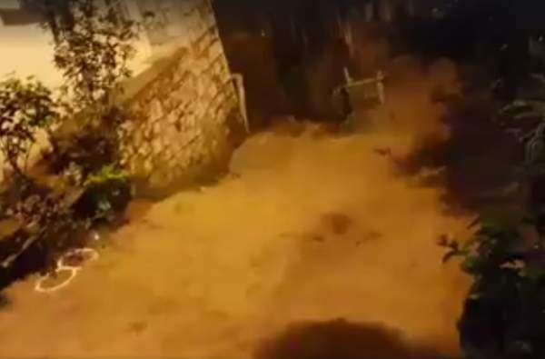 Kinh hãi: Nước chảy ào ào như thác đổ trên đường phố Sa Pa