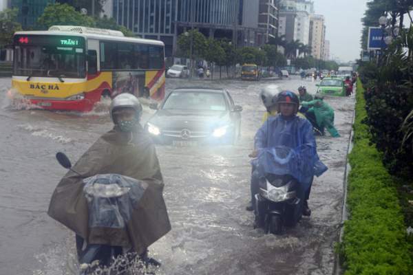 Nước ngập ngang bụng, dân Thủ đô bỏ xe lội nước về nhà 2