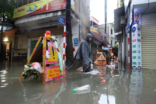 Nước tràn vào nhà sau mưa lớn, dân Thủ đô đắp kè tát nước cứu tài sản 2