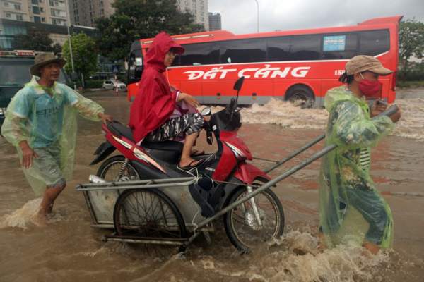 Đại lộ Thăng Long ngập sâu, dân xếp hàng thuê người chở xe 7