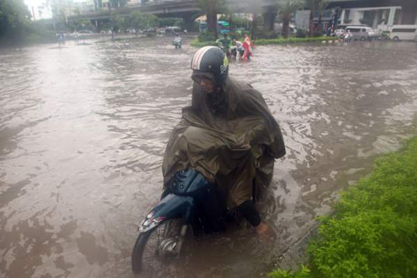 Nước ngập ngang bụng, dân Thủ đô bỏ xe lội nước về nhà 5