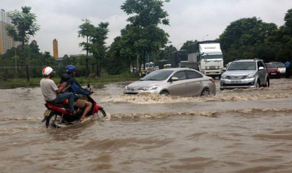Đại lộ Thăng Long ngập sâu, dân xếp hàng thuê người chở xe 5