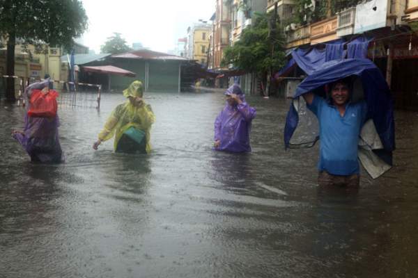 Nước ngập ngang bụng, dân Thủ đô bỏ xe lội nước về nhà 9