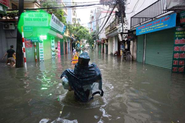 Nước tràn vào nhà sau mưa lớn, dân Thủ đô đắp kè tát nước cứu tài sản 8