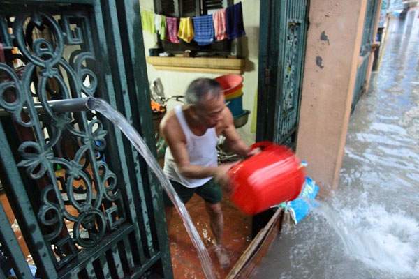 Nước tràn vào nhà sau mưa lớn, dân Thủ đô đắp kè tát nước cứu tài sản 7