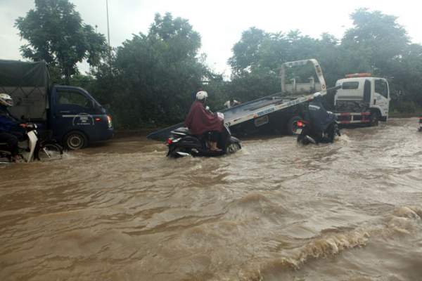 Đại lộ Thăng Long ngập sâu, dân xếp hàng thuê người chở xe 9