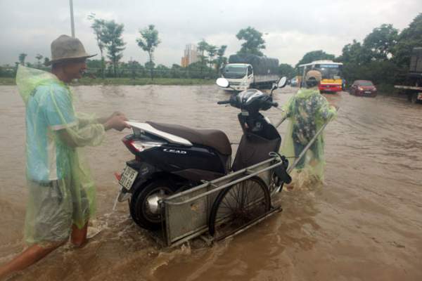 Đại lộ Thăng Long ngập sâu, dân xếp hàng thuê người chở xe 8