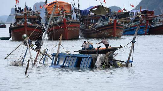 Quảng Bình: Hàng chục tàu cá bị chìm, nhiều người bị thương