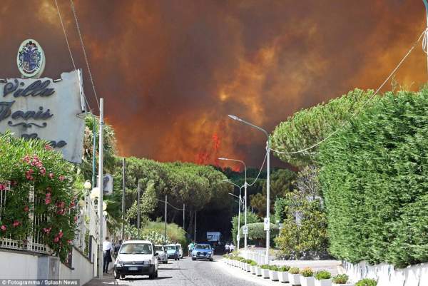 "Đầu lâu" khổng lồ xuất hiện trên khói cháy rừng ở Italia 2