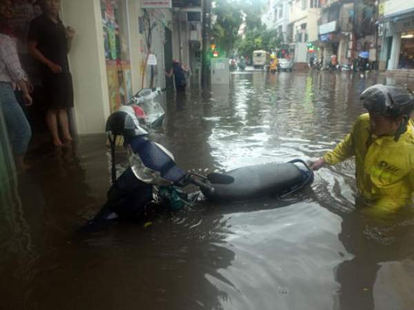 Nóng 24h qua: Dân Thủ đô “cưỡi sóng” về nhà sau bão số 2 5