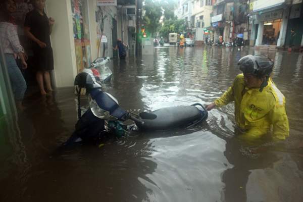 Nước ngập ngang bụng, dân Thủ đô bỏ xe lội nước về nhà 11