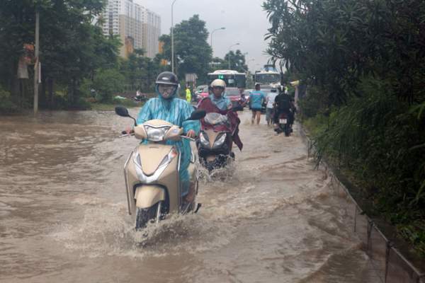 Đại lộ Thăng Long ngập sâu, dân xếp hàng thuê người chở xe 3