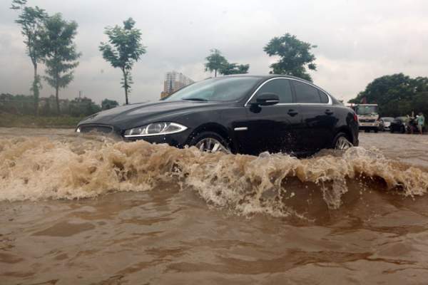 Đại lộ Thăng Long ngập sâu, dân xếp hàng thuê người chở xe 2