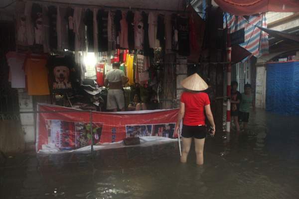 Nước ngập ngang bụng, dân Thủ đô bỏ xe lội nước về nhà 15