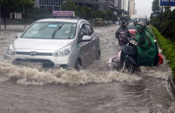 Nước ngập ngang bụng, dân Thủ đô bỏ xe lội nước về nhà 3