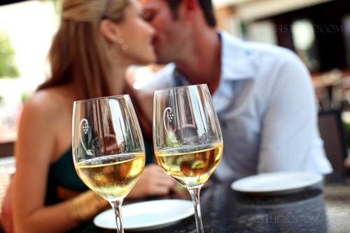 Biết uống rượu sẽ giúp vợ chồng hạnh phúc hơn