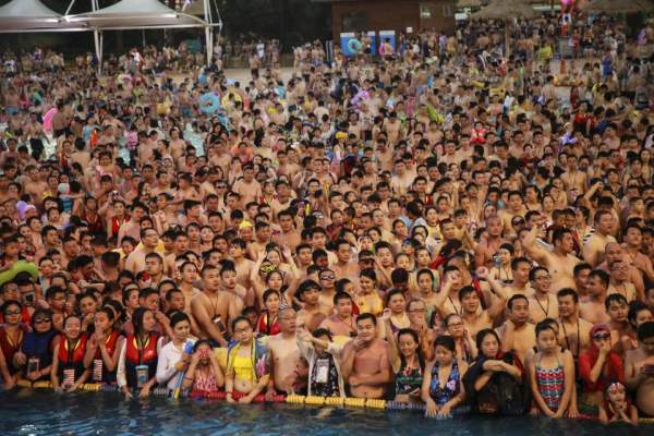 Nghìn người TQ chen kín mít bể bơi trong ngày nóng 50 độ 3