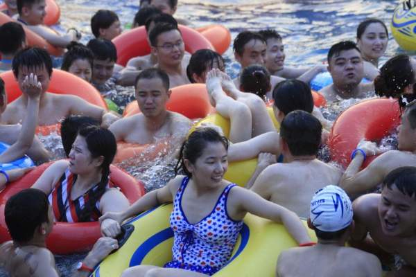 Nghìn người TQ chen kín mít bể bơi trong ngày nóng 50 độ 10