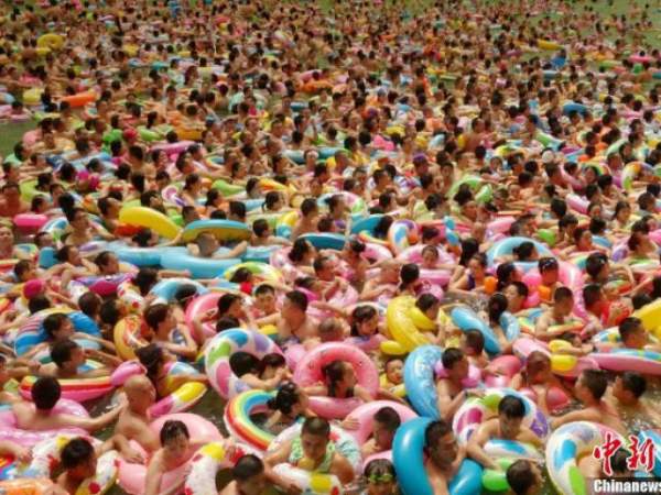 Nghìn người TQ chen kín mít bể bơi trong ngày nóng 50 độ 11