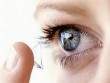 Sử dụng kính áp tròng gây hại cho mắt thế nào?