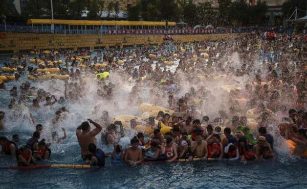 Nghìn người TQ chen kín mít bể bơi trong ngày nóng 50 độ 7