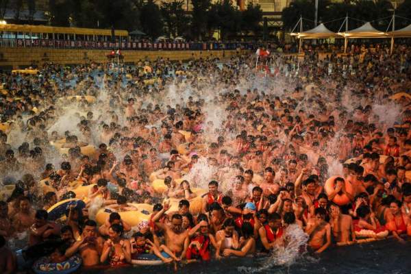 Nghìn người TQ chen kín mít bể bơi trong ngày nóng 50 độ 6