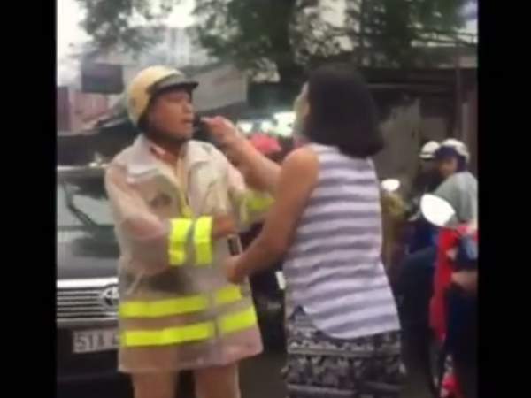 Nóng 24h qua: Những tình tiết mới vụ nữ tài xế chửi bới, túm áo CSGT 5