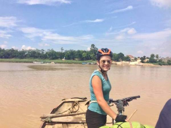 Đạp xe xuyên Việt, nữ phượt thủ người Anh hết mất điện thoại tới mất xe