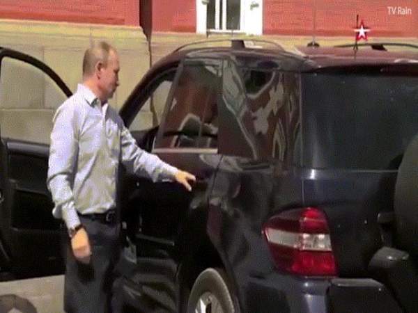 Video: Hành động bất ngờ của Putin khi thấy quầy bán kem 2
