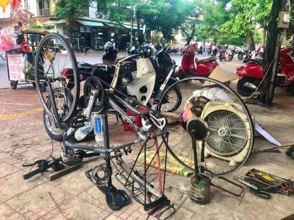 Đạp xe xuyên Việt, nữ phượt thủ người Anh hết mất điện thoại tới mất xe 2