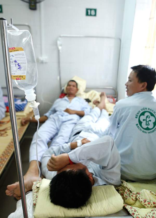 Bệnh nhân nằm chồng chéo vì sốt xuất huyết 4