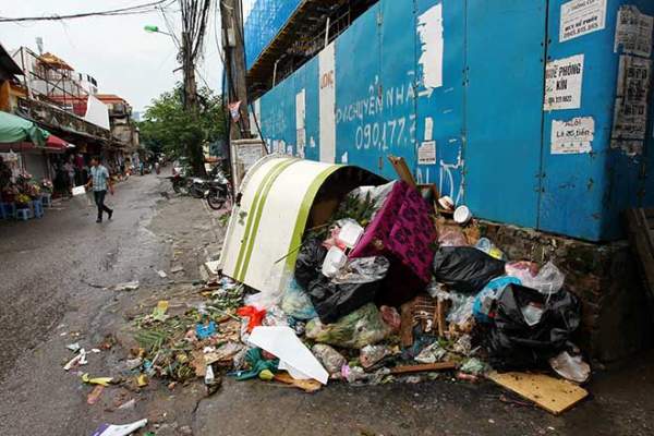 "Khủng hoảng" rác thải, phố Thủ đô ngập chìm trong… rác             6