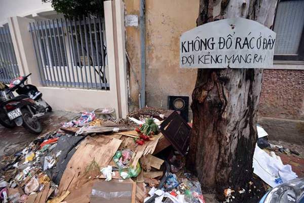 "Khủng hoảng" rác thải, phố Thủ đô ngập chìm trong… rác             10