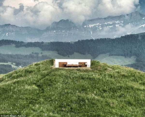 Lạ lùng khách sạn không có gì ngoài giường trên núi Alps 2