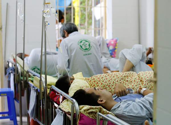 Bệnh nhân nằm chồng chéo vì sốt xuất huyết 7