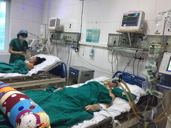 Bệnh nhân nằm chồng chéo vì sốt xuất huyết 14