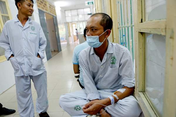 Bệnh nhân nằm chồng chéo vì sốt xuất huyết 10