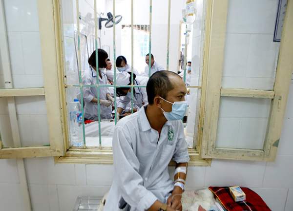 Bệnh nhân nằm chồng chéo vì sốt xuất huyết 9