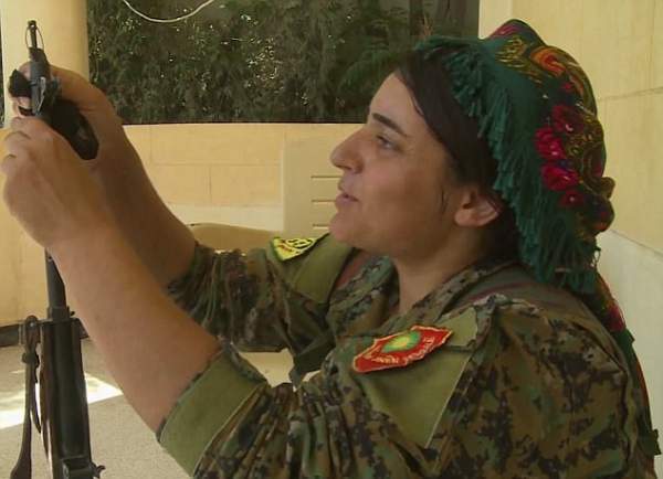 Nữ nô lệ tình dục cầm súng thề trả thù khủng bố IS 3