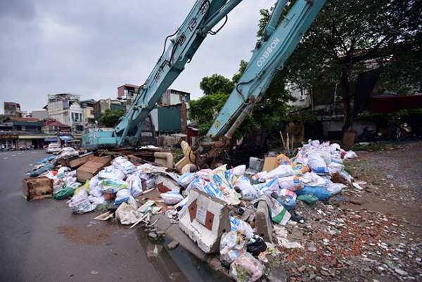 "Khủng hoảng" rác thải, phố Thủ đô ngập chìm trong… rác             3