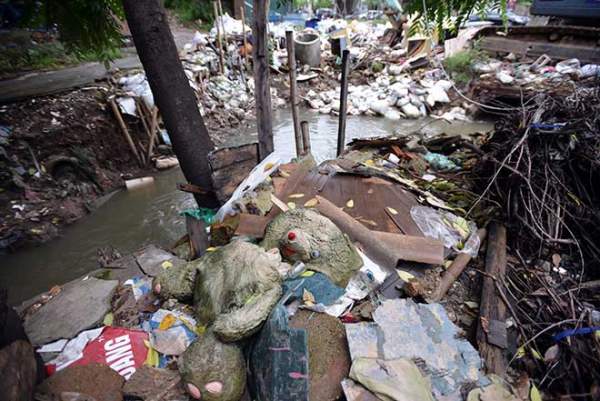 "Khủng hoảng" rác thải, phố Thủ đô ngập chìm trong… rác             4