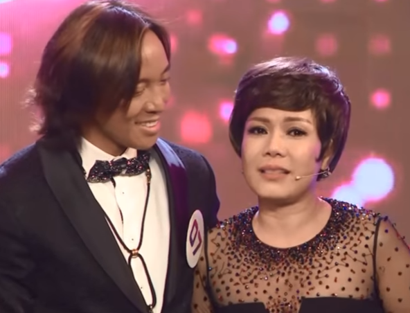 Việt Hương khóc nghẹn khi được chồng thể hiện tình cảm trên truyền hình
