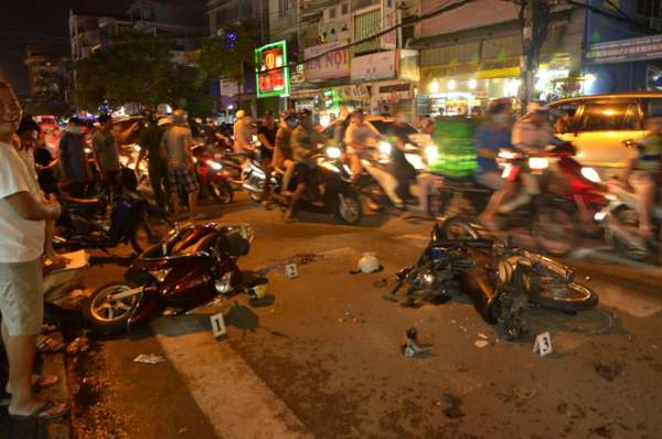 Ô tô “điên” đại náo phố SG, 9 xe máy và cả chục người bị văng tứ phía 4