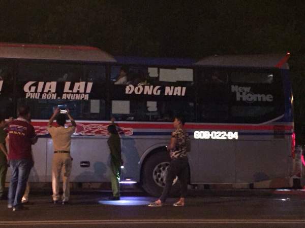 Xe khách giường nằm lại bị ném đá trên đường Hồ Chí Minh
